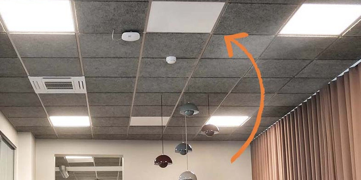 Modern kontorslokal med infällda 450 W infrapaneler från Infracenter integrerade i akustiktaket.