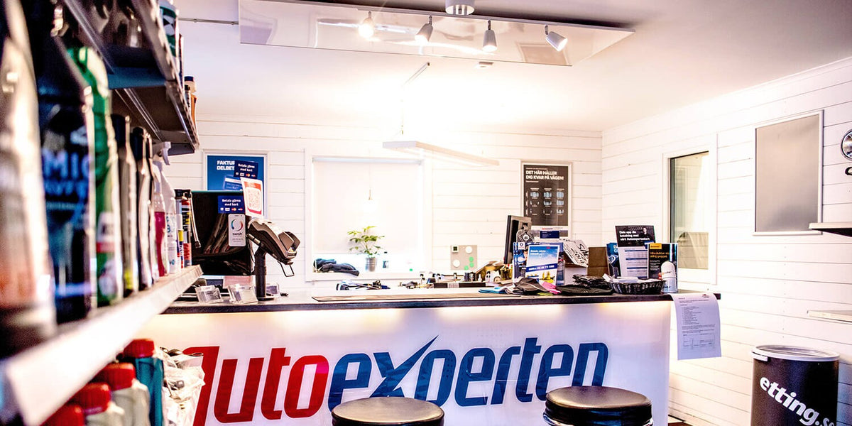 Autoexperten in Umeås reception mit ein takmonterad infrapanel von Infracenter ovanför kunddisken.