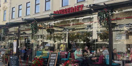 Restaurang Bryggeriets inglasade uteservering på Avenyn i Göteborg med takmonterade terassvärmare från Infracenter