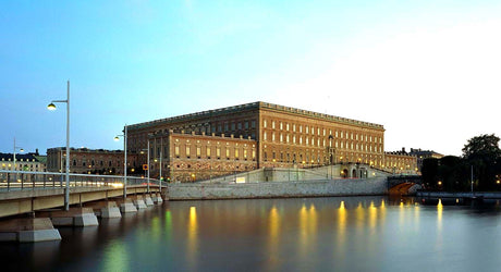Stockholms slott vid vattnet i kvällsljus, där Infracenter har levererat diskreta infrapaneler.