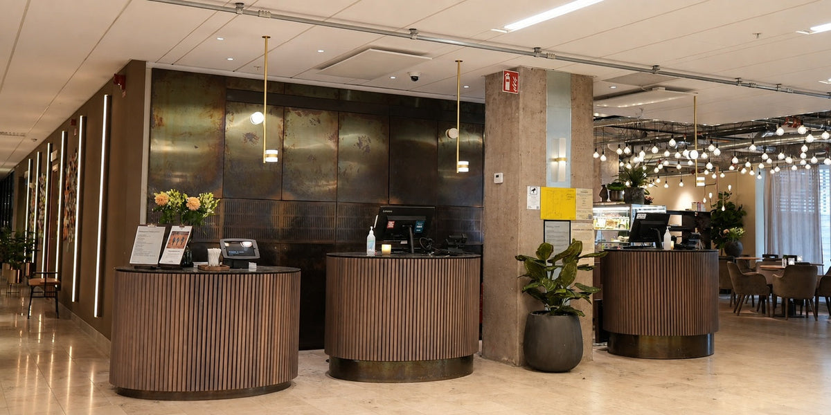 Home Hotel Mektagonens receptioni Göteborg med två takmonterade infrapaneler från Infracenter ovanför receptionsdiskarna. 