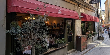 Restaurang Paganinis entré in Gamla stan in Stockholm, där Dark heaters 1800 W heats sittplatser vid fönstren.
